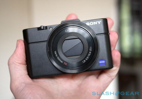 Nguyên bản Sony RX100. Sony RX100 mang "vỏ" Hasselblad đắt gấp 4 lần