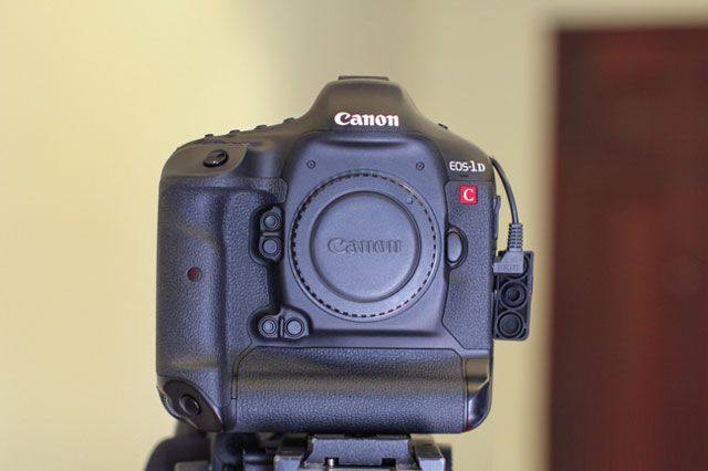 Thiết bị mới của Canon sẽ có kiểu dáng tương dự dòng EOS-1D. Canon đang thử nghiệm máy ảnh "khủng" 75 MP với cảm biến 3 lớp