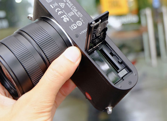 X Vario sử dụng thẻ nhớ SD. Máy ảnh Leica X Vario giá gần 70 triệu đồng tại Việt Nam