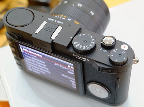 Thiết kế vỏ hợp kim rất chắc chắn và đầm tay. Máy ảnh Leica X Vario giá gần 70 triệu đồng tại Việt Nam