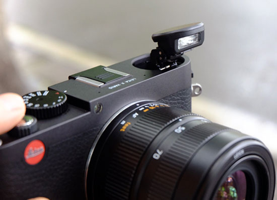 Đèn flash dạng pop-up. Máy ảnh Leica X Vario giá gần 70 triệu đồng tại Việt Nam