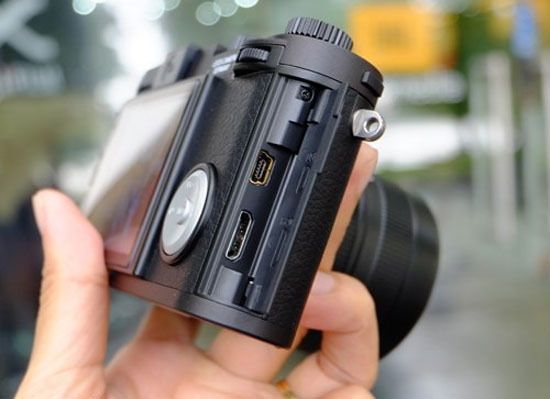 Cổng xuất mini HDMI và USB. Máy ảnh Leica X Vario giá gần 70 triệu đồng tại Việt Nam