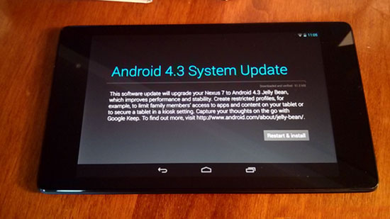 Bản cập nhật đầu tiên sẽ tự động được cài đặt vào máy khi người dùng kết nối với Wi-Fi. Một số kênh bán lẻ "cháy hàng" Nexus 7 mới