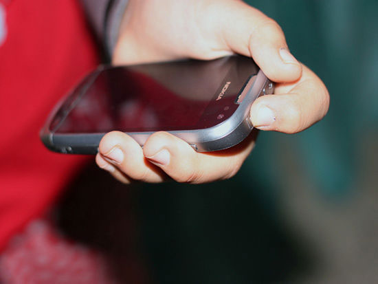 Tắt nguồn thiết bị ngay lập tức Mẹo "sơ cứu" điện thoại di động dính nước