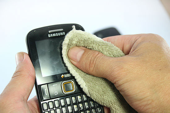 Lau sơ bộ bằng khăn khô Mẹo "sơ cứu" điện thoại di động dính nước