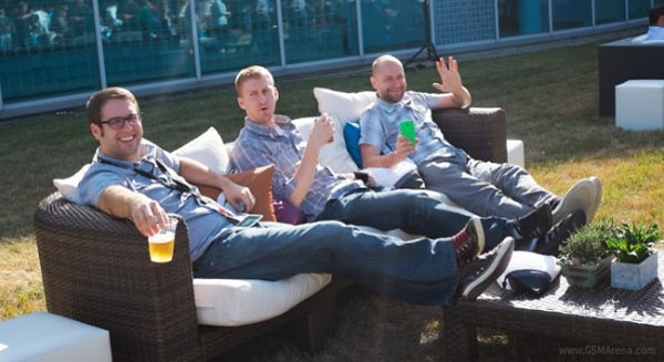 Điện thoại Moto X màu xanh xuất hiện