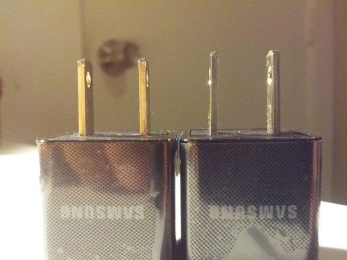 Cục sạc giả (bên trái) gần như giống hệt sạc thật (bên phải). Dùng sạc điện thoại dởm, một người Việt tử vong