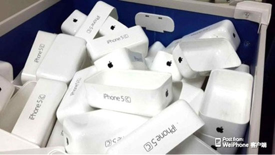 Một báo cáo riêng cũng cho thấy các công nhân của Apple đang sản xuất một chiếc iPhone giá rẻ, dùng vỏ nhựa. Chưa ra mắt ốp lưng cho iPhone 5C đã được rao bán