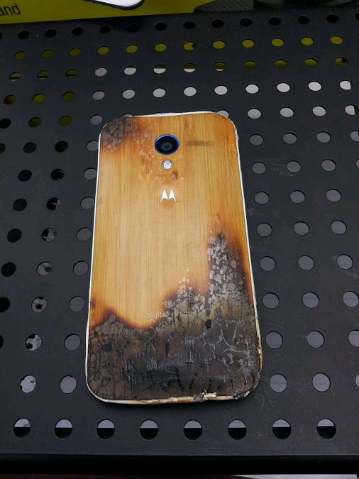 Moto X Moto X vẫn sống sót sau khi bị bén lửa