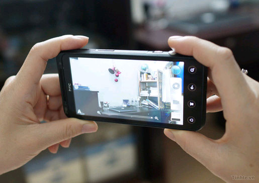 Ống kính máy ảnh lên lớp sương mù Những khó chịu khi sử dụng smartphone ngày hè