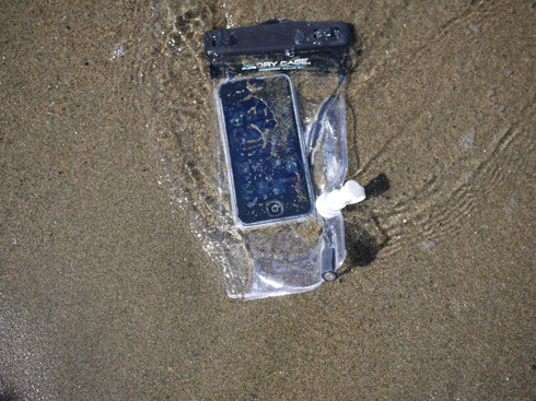 Cát dính vào các khe máy Những khó chịu khi sử dụng smartphone ngày hè