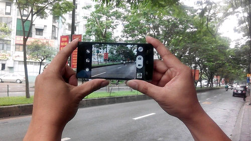 Khó khăn khi chụp ảnh Những khó chịu khi sử dụng smartphone ngày hè