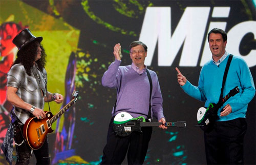 Robbie Bach (phải) cùng Bill Gates (giữa) và tay guitar huyền thoại Slash