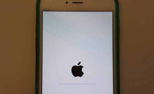 iPhone khởi động lại Phải làm thế nào khi muốn lên đời iOS 8.4 mà iPhone thiếu bộ nhớ?