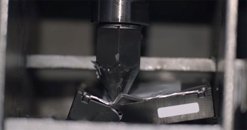 Khi một bản sao lưu băng vỡ, Google ngay lập tức phá hủy nó bằng một máy xay đĩa