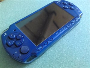 Máy PSP tích hợp tay cầm Dual Shock 2 lạ mắt