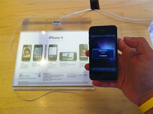 Bẻ khóa iPhone 4 ngay tại gian hàng Apple Store