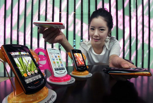 Самсунг версия для других стран. Старые корейские мобильные. Самсунг новая версия Корея. Ems7s корейский аппарат. Новый корейский телефон с 3 камерами.