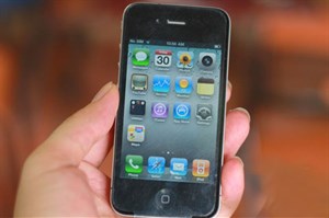 Nhiều chủ hàng méo mặt vì 'ôm' iPhone 4