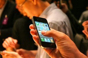 Nhà mạng lo mất tên trên iPhone 4