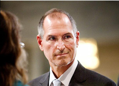 Tim Cook bị Apple 'khoá chân' tới 2021