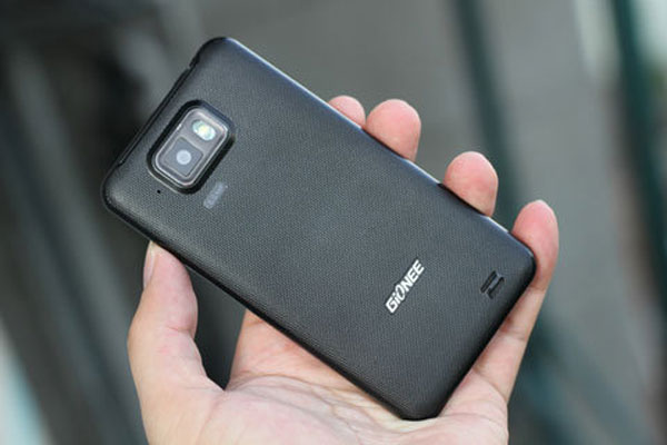 Smartphone hai sim dùng màn hình Super AMOLED đầu tiên ở VN