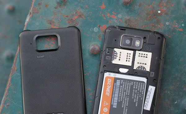 Smartphone hai sim dùng màn hình Super AMOLED đầu tiên ở VN