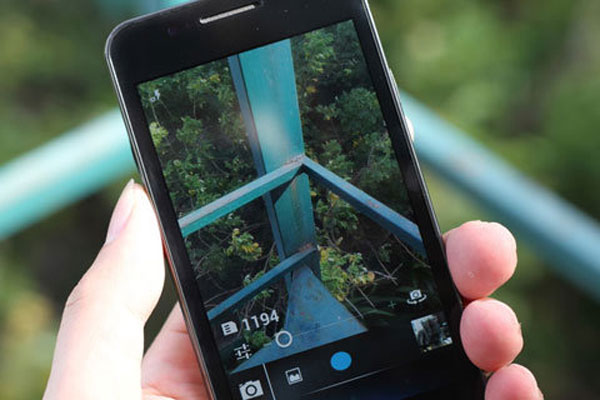 Smartphone hai sim dùng màn hình Super AMOLED đầu tiên ở VN