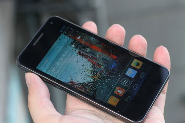 Smartphone hai sim dùng màn hình Super AMOLED đầu tiên ở VN