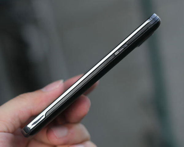 Smartphone hai sim dùng màn hình Super AMOLED đầu tiên ở VN