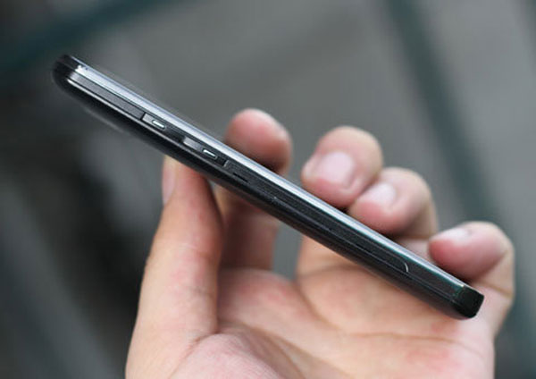 Smartphone hai sim dùng màn hình Super AMOLED đầu tiên ở VN