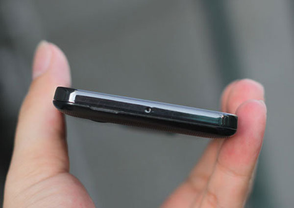 Smartphone hai sim dùng màn hình Super AMOLED đầu tiên ở VN