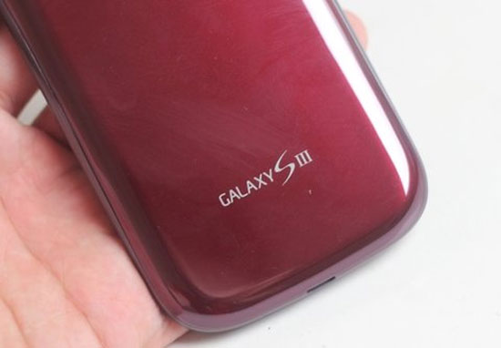 'Mở hộp' Galaxy S III màu đỏ đầu tiên ở Việt Nam