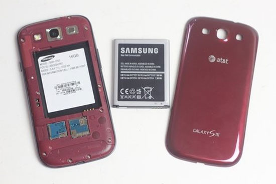 'Mở hộp' Galaxy S III màu đỏ đầu tiên ở Việt Nam