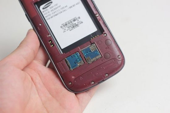 'Mở hộp' Galaxy S III màu đỏ đầu tiên ở Việt Nam