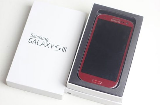 'Mở hộp' Galaxy S III màu đỏ đầu tiên ở Việt Nam
