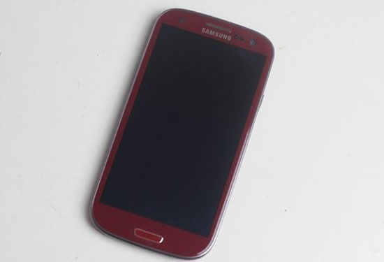 'Mở hộp' Galaxy S III màu đỏ đầu tiên ở Việt Nam