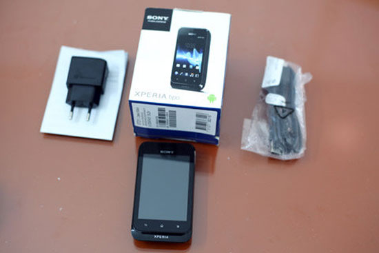 'Đập hộp' Sony Xperia Tipo tại VN