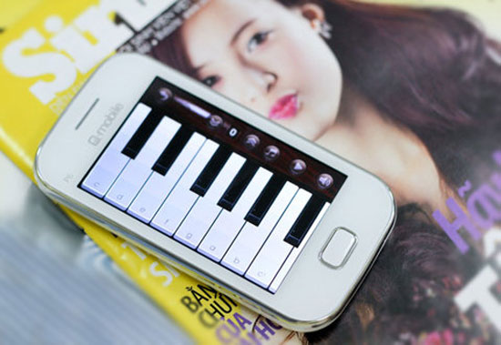 Q-mobile P6 dùng màn hình 3,5 inch cảm ứng điện dung