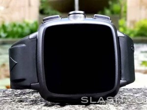 Smartwatch trang bị máy ảnh đầu tiên