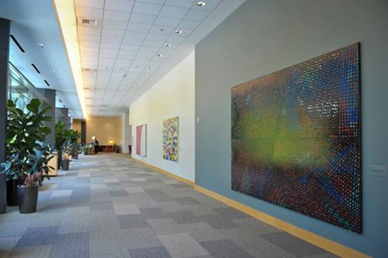 Đây là hành lang trông có vẻ "bình thường" của tòa nhà Building 33. Cận cảnh trụ sở khổng lồ đẹp như mơ của Microsoft