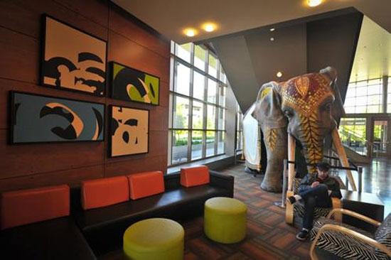 Còn trong khu công cộng, một chú voi được bố trí để khung cảnh thêm sinh động. Cận cảnh trụ sở khổng lồ đẹp như mơ của Microsoft