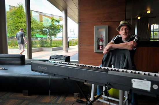 Hoặc tập làm nghệ sĩ với đầy đủ dụng cụ âm nhạc. Cận cảnh trụ sở khổng lồ đẹp như mơ của Microsoft