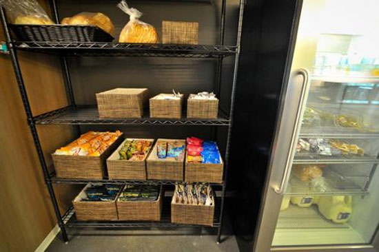 Song các nhân viên của hãng luôn có đồ ăn nhẹ miễn phí để lựa chọn. Cận cảnh trụ sở khổng lồ đẹp như mơ của Microsoft