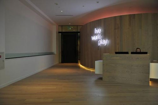 Tuy nhiên, mọi thứ trở nên lung linh hơn hẳn khi bước vào bên trong. Cận cảnh trụ sở khổng lồ đẹp như mơ của Microsoft