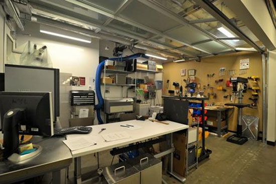 Những người thích tự mình sửa chữa hay độ lại những chú xế cưng cũng có đầy đủ dụng cụ trong khu vực này. Cận cảnh trụ sở khổng lồ đẹp như mơ của Microsoft