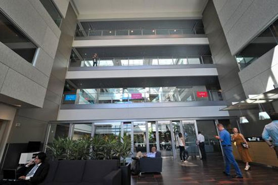 Trước khi vào khu công cộng, khách tham quan có thể ghé qua khu Studio B, nơi mỗi người được cấp thẻ ra vào. Cận cảnh trụ sở khổng lồ đẹp như mơ của Microsoft