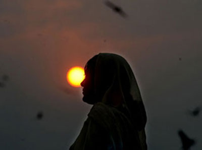 Việc đi lại khi đêm xuống đặc biệt nguy hiểm đối với người bị quáng gà Ứng dụng smartphone cho người bị quáng gà