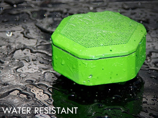 Boombot Rex là bộ loa di động 2.1 có khả năng chịu được những cơn mưa nhỏ. Loa Boombot Rex gọn nhẹ, chống thấm nước