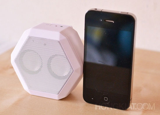 Loa có kích thước tuy nhỏ gọn, nhưng vẫn khá dày để cất gọn vào túi áo khoác. Loa Boombot Rex gọn nhẹ, chống thấm nước